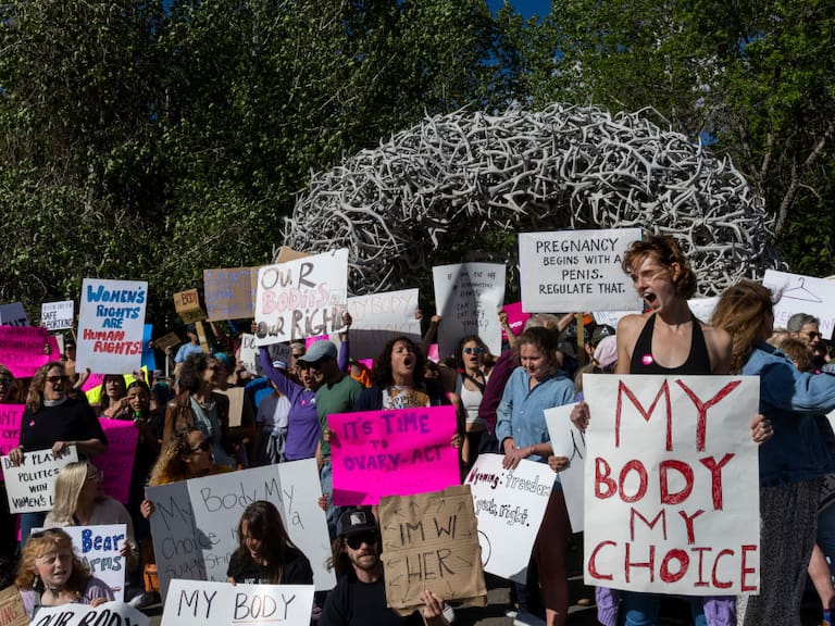 Mujeres protestan por sus derechos reproductivos en Wyoming