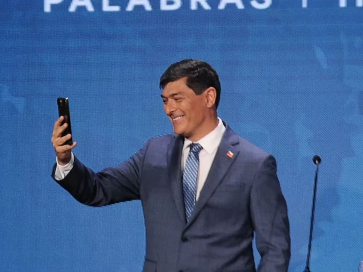 Desde Cobresal hasta Provincial Osorno: Parisi sorprende luciendo colección de camisetas en las Elecciones 2025