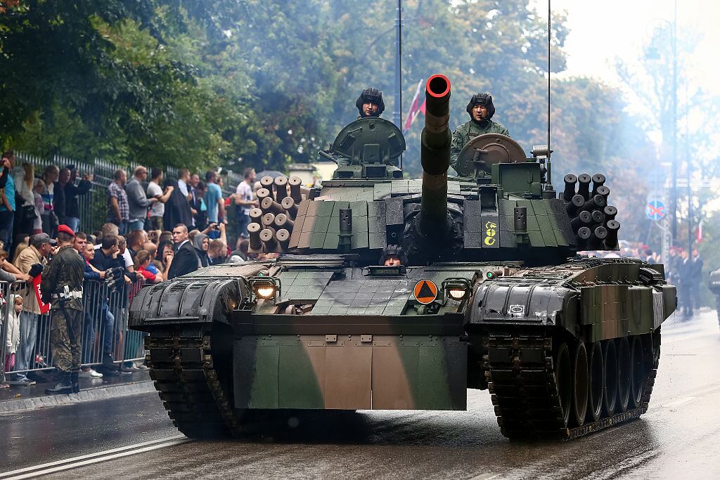 Tanque PT-91 desfila en el día de las fuerzas armadas de Polonia en Varsovia