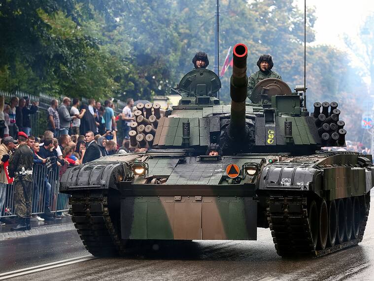 Tanque PT-91 desfila en el día de las fuerzas armadas de Polonia en Varsovia