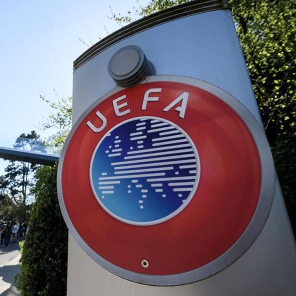 Dura sanción en el fútbol: UEFA inhabilita de por vida a entrenador que grababa a sus jugadoras en los camarines