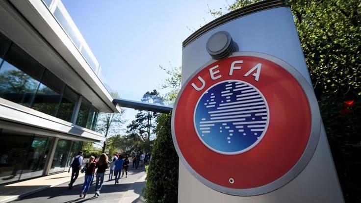 Dura sanción en el fútbol: UEFA inhabilita de por vida a entrenador que grababa a sus jugadoras en los camarines