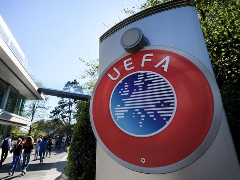 Dura sanción en el fútbol: UEFA inhabilita de por vida a entrenador que grababa a sus jugadoras en los camarines