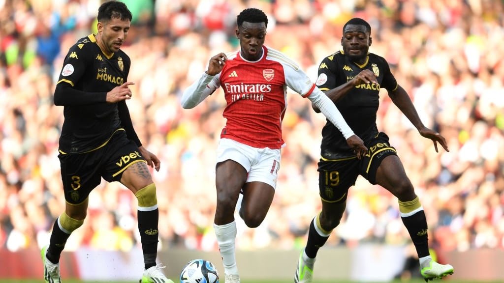 Guillermo Maripán cae con el Mónaco ante el Arsenal en la Emirates Cup