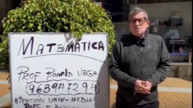 Profesor sufre duro momento: no es contratado por su edad y ofrece clases en la calle