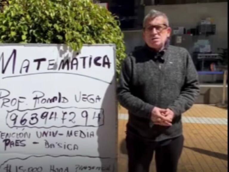 Profesor sufre duro momento: no es contratado por su edad y ofrece clases en la calle