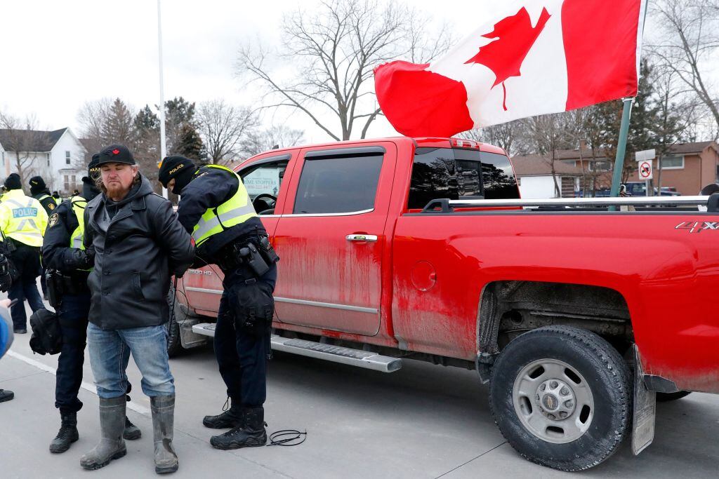Policías de Canadá detienen a un sujeto por no querer despejar un puente