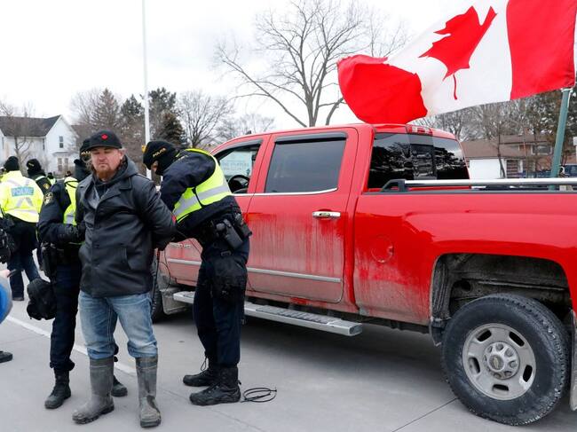 Policías de Canadá detienen a un sujeto por no querer despejar un puente