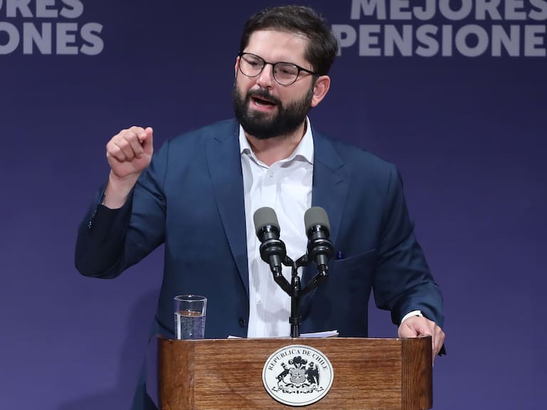 16 de enero de 2026 / SANTIAGO
El Presidente de la República, Gabriel Boric encabeza actividad que marca el inicio de los pagos del Seguro Social, en el Teatro Municipal de la Casona Dubois, en la comuna de Quinta Normal.
FOTO: SEBASTIAN BELTRAN GAETE / AGENCIAUNO