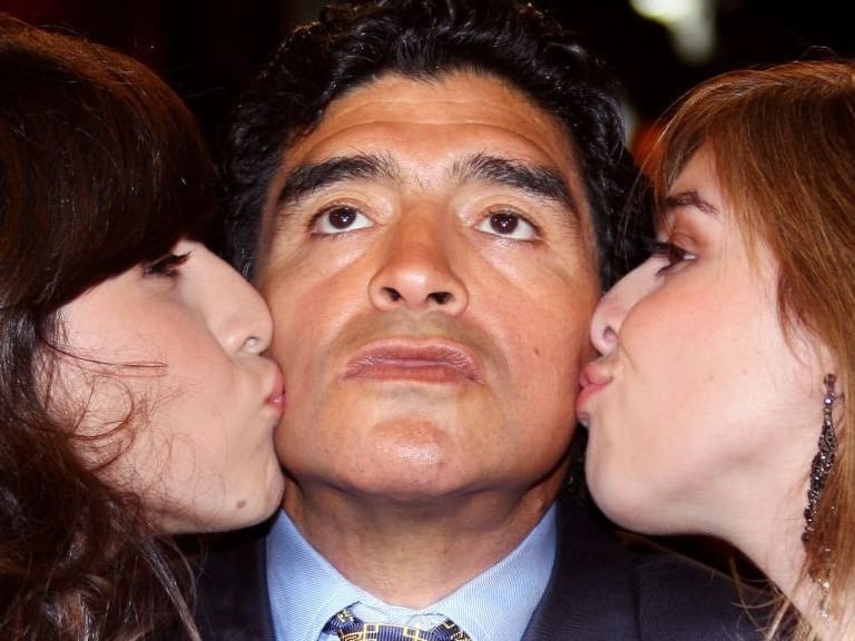Denuncian que hijas de Diego Armando Maradona le abandonaron y robaron
