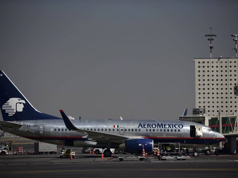 Un avión de Aeroméxico detenido en un aeropuerto