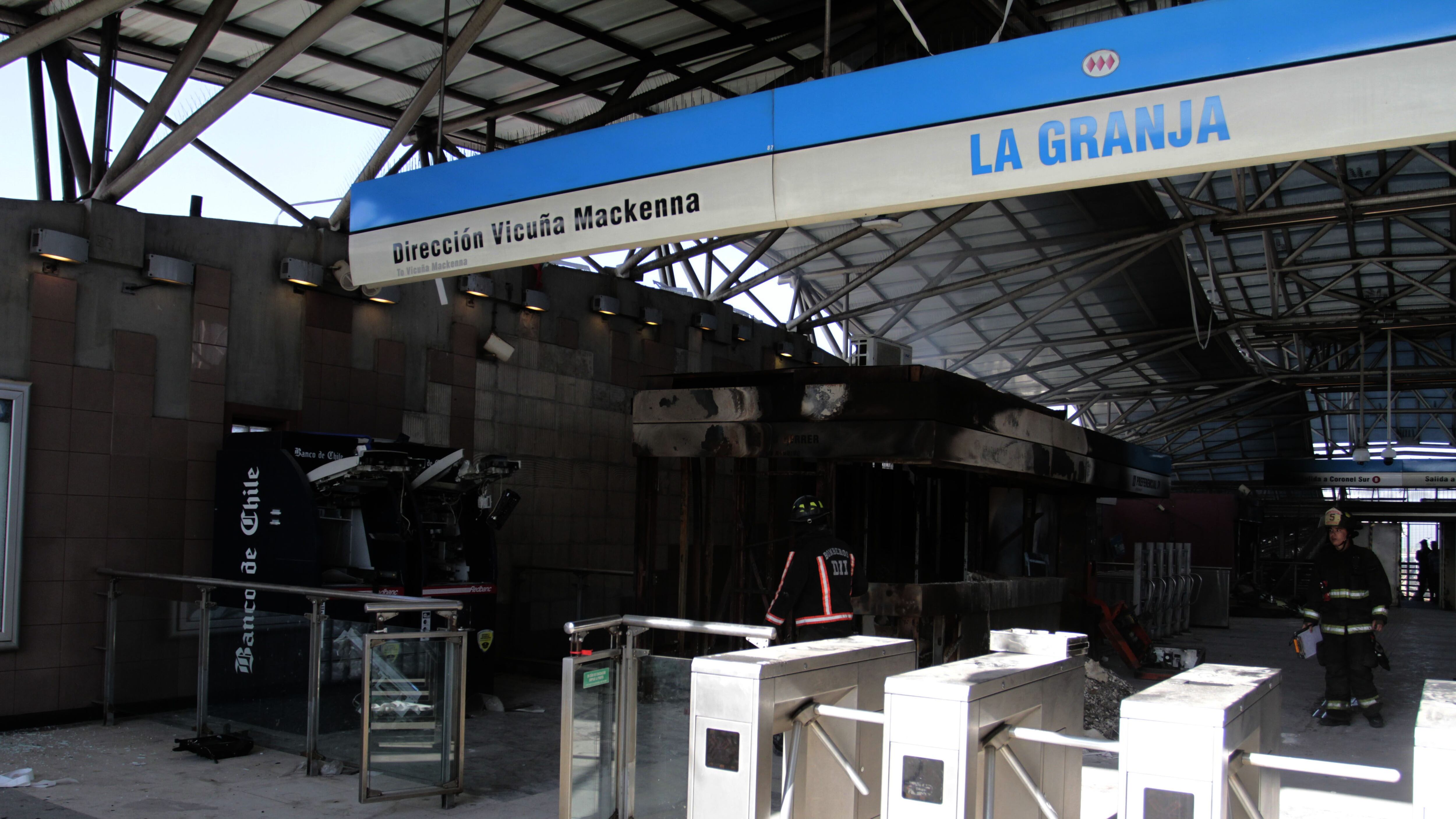 21 de Octubre del 2019/SANTIAGOen la estacion del Metro La Graja luego haber sido quemada, volvio a tener un rebrote de humo.
FOTO:AGENCIAUNO/MAURICIO MENDEZ