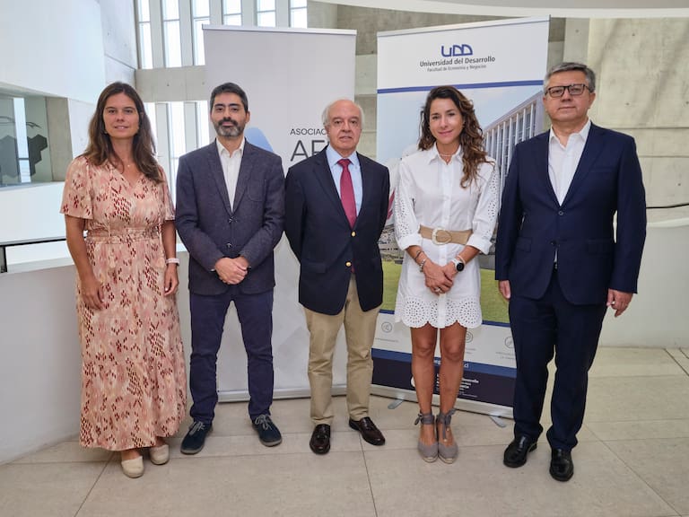 Asociación de AFP y el CIES de la Universidad del Desarrollo firman convenio para impulsar nuevo Barómetro Laboral Previsional