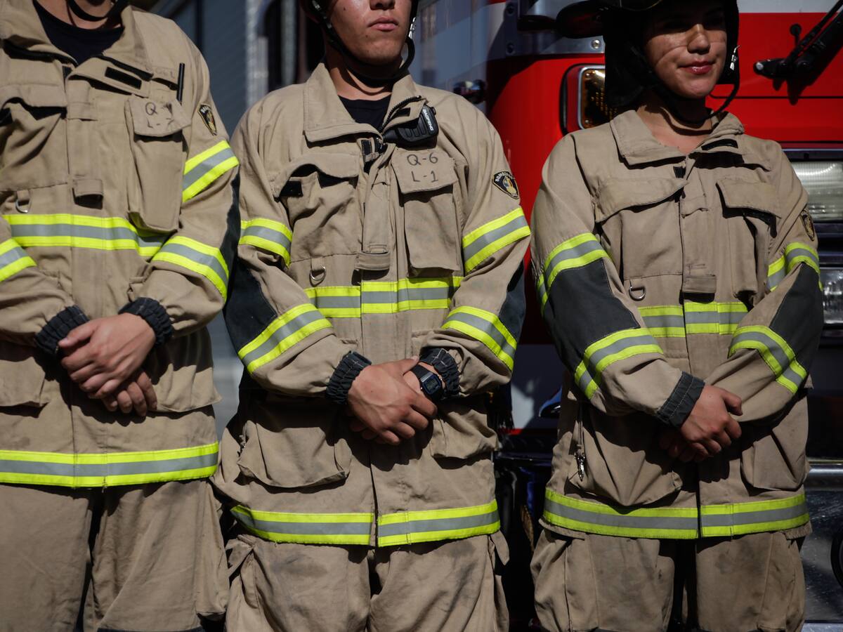 Sin tatuajes ni piercings: Las nuevas normas de Bomberos que causaron polémica en redes sociales