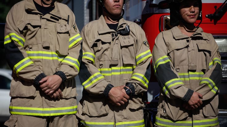 Sin tatuajes ni piercings: Las nuevas normas de Bomberos que causaron polémica en redes sociales