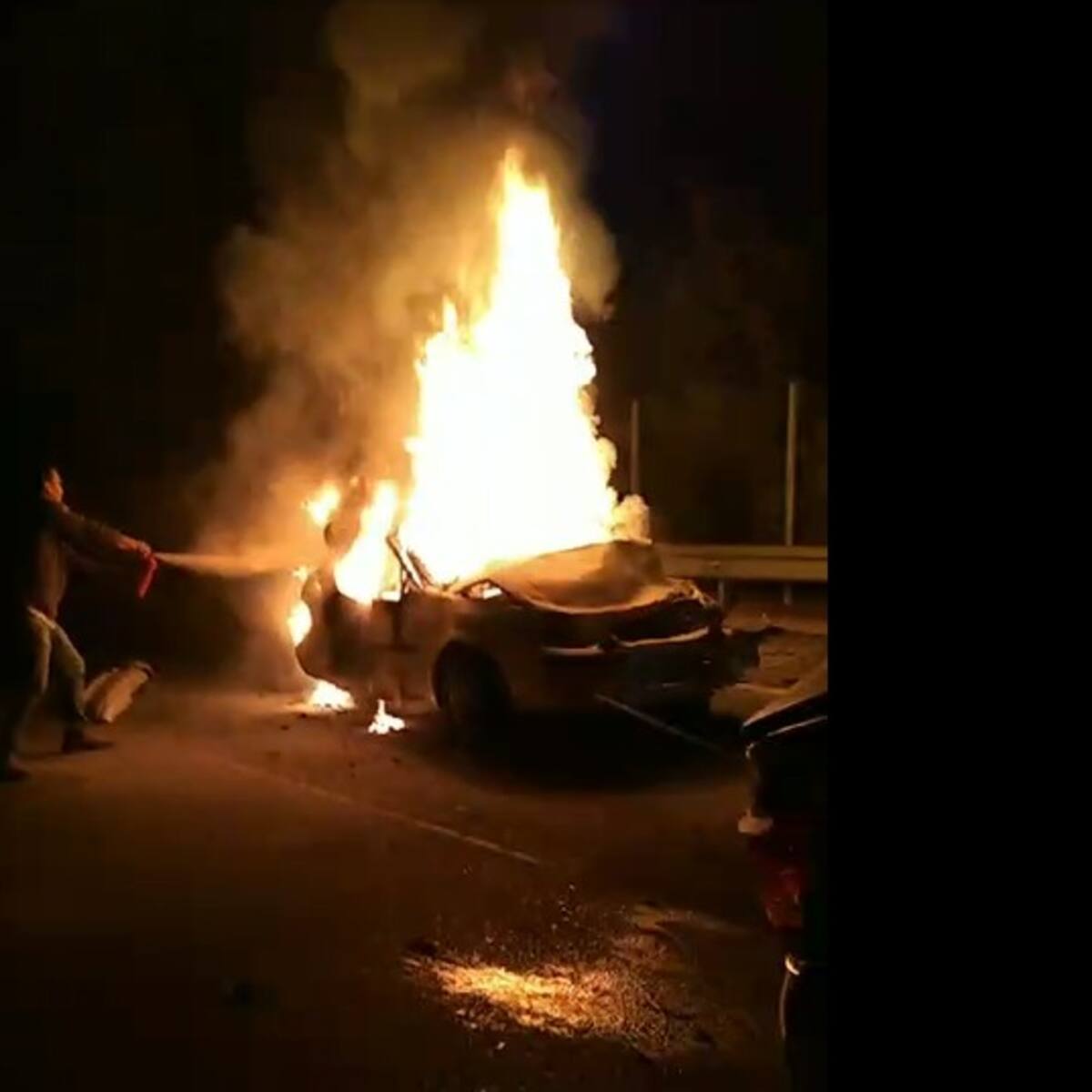 Dos niños y un adulto mueren calcinados tras accidente de tránsito en Villa Alemana: uno de los vehículos se incendió