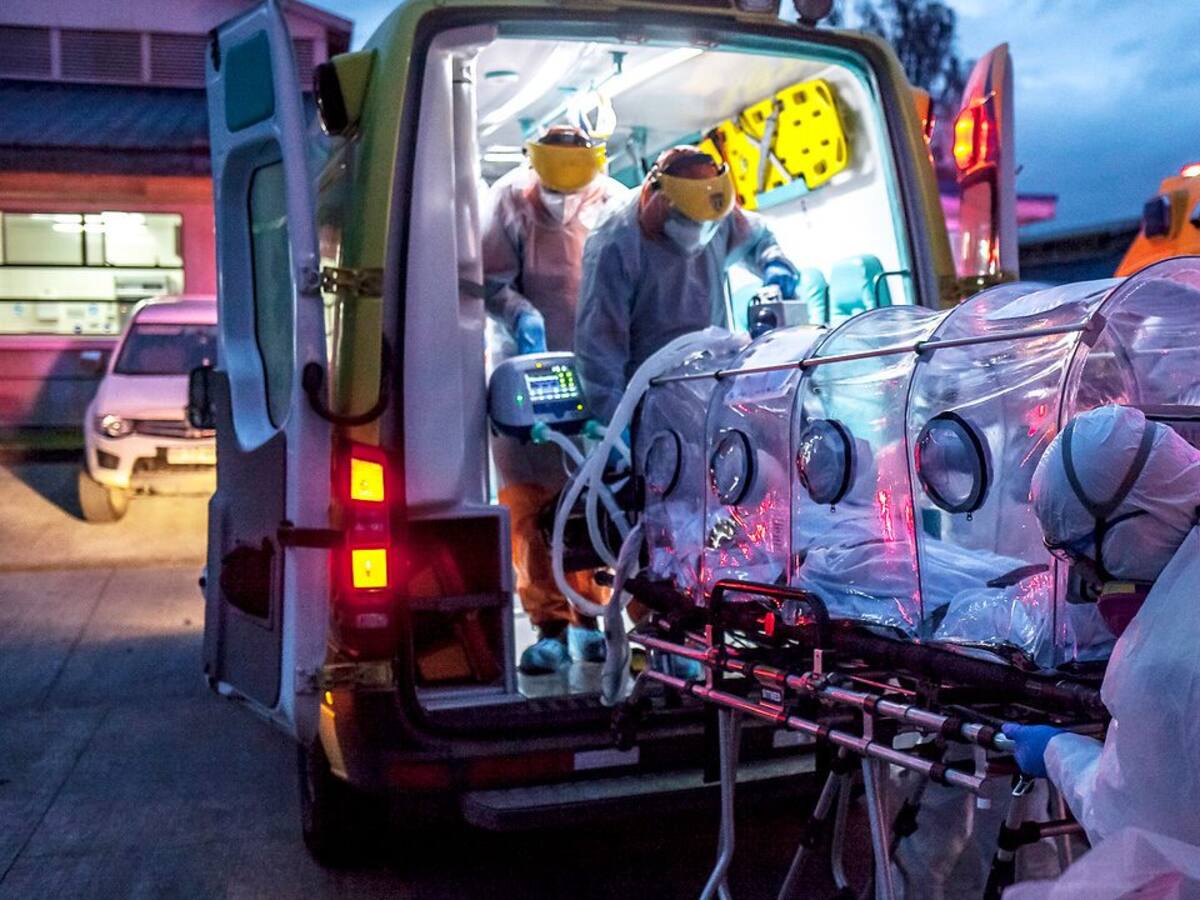 Seis pacientes críticos por Covid-19 fueron trasladados desde la Región Metropolitana al Hospital Base de Osorno