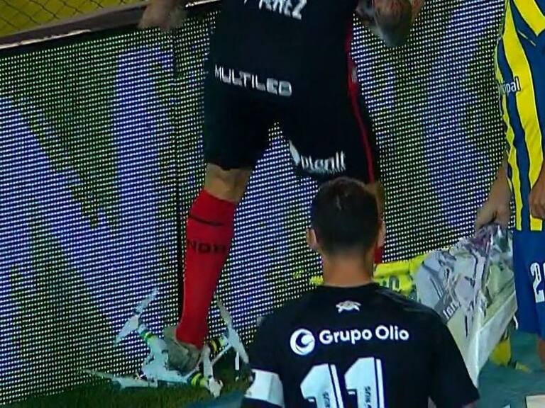 Polémica en Argentina: Pablo Pérez de Newell’s destruyó un dron en apoyo a Rosario Central