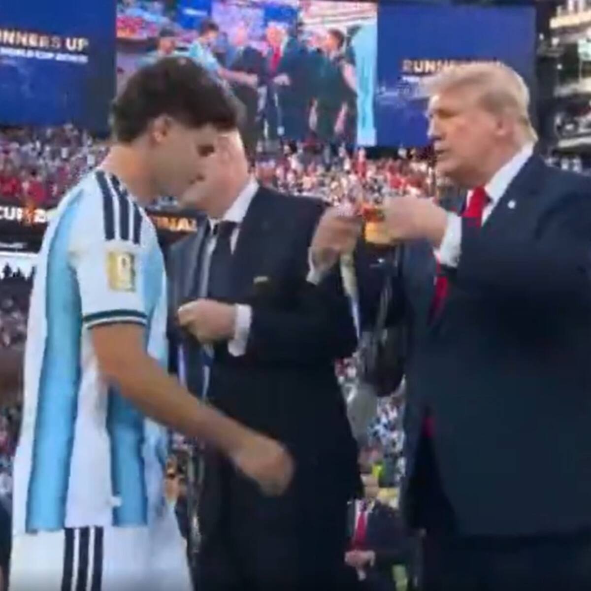 El gesto de una figura de Argentina con Donald Trump que llamó la atención durante la premiación del Mundial