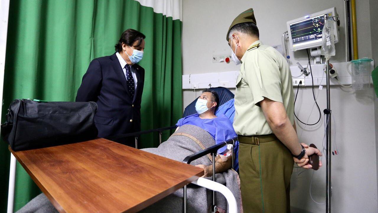 Autoridades visitan a carabineros heridos