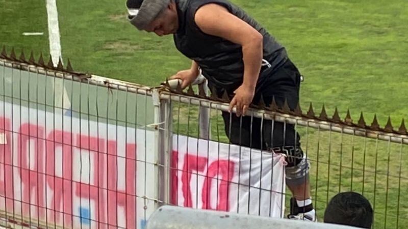 Hincha de la UC con tobillera electrónica ingresó al estadio