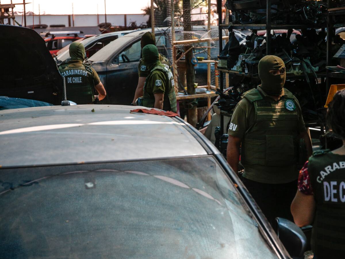 Operativo por talleres clandestinos: detienen a dos personas por mantener desarmadurías ilegales en Pudahuel