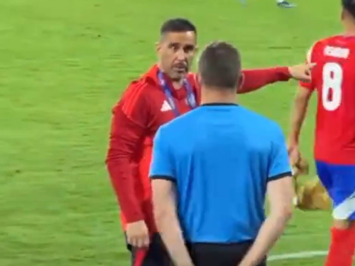 ¡Arremetió contra uno de los jueces! Claudio Bravo encaró a todos en la cancha por el pésimo arbitraje de Roldán en el partido de Chile contra Canadá