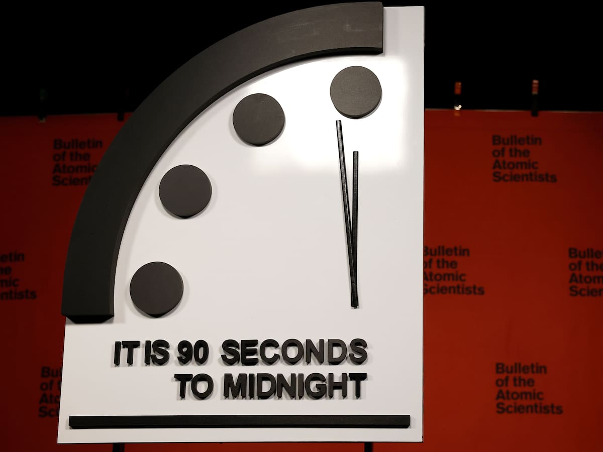 Reloj del fin del mundo sigue a 90 segundos del apocalipsis: expertos urgen buscar soluciones para evitar “una catástrofe global”
