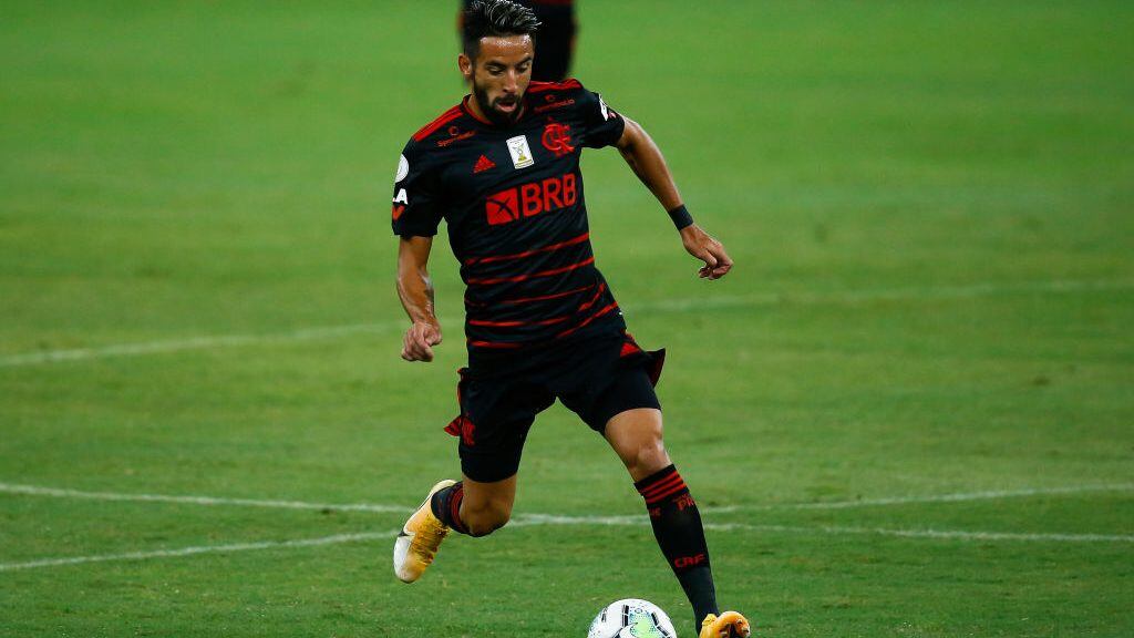 RIO DE JANEIRO, BRAZIL - OCTOBER 15: Mauricio Isla of Flamengo runs with the ball during the match between Flamengo and Red Bull Bragantino as part of the Brasileirao Series A at Maracana Stadium on October 15, 2020 in Rio de Janeiro, Brazil. (Photo by Bruna Prado/Getty Images)