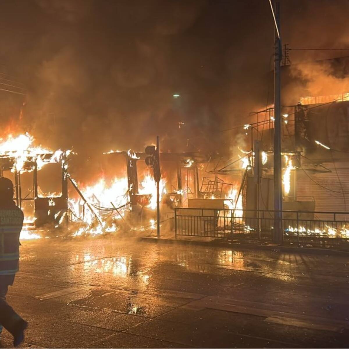 Emergencia en Santiago: Bus RED se incendia tras choque y llamas alcanzan locales comerciales en Franklin