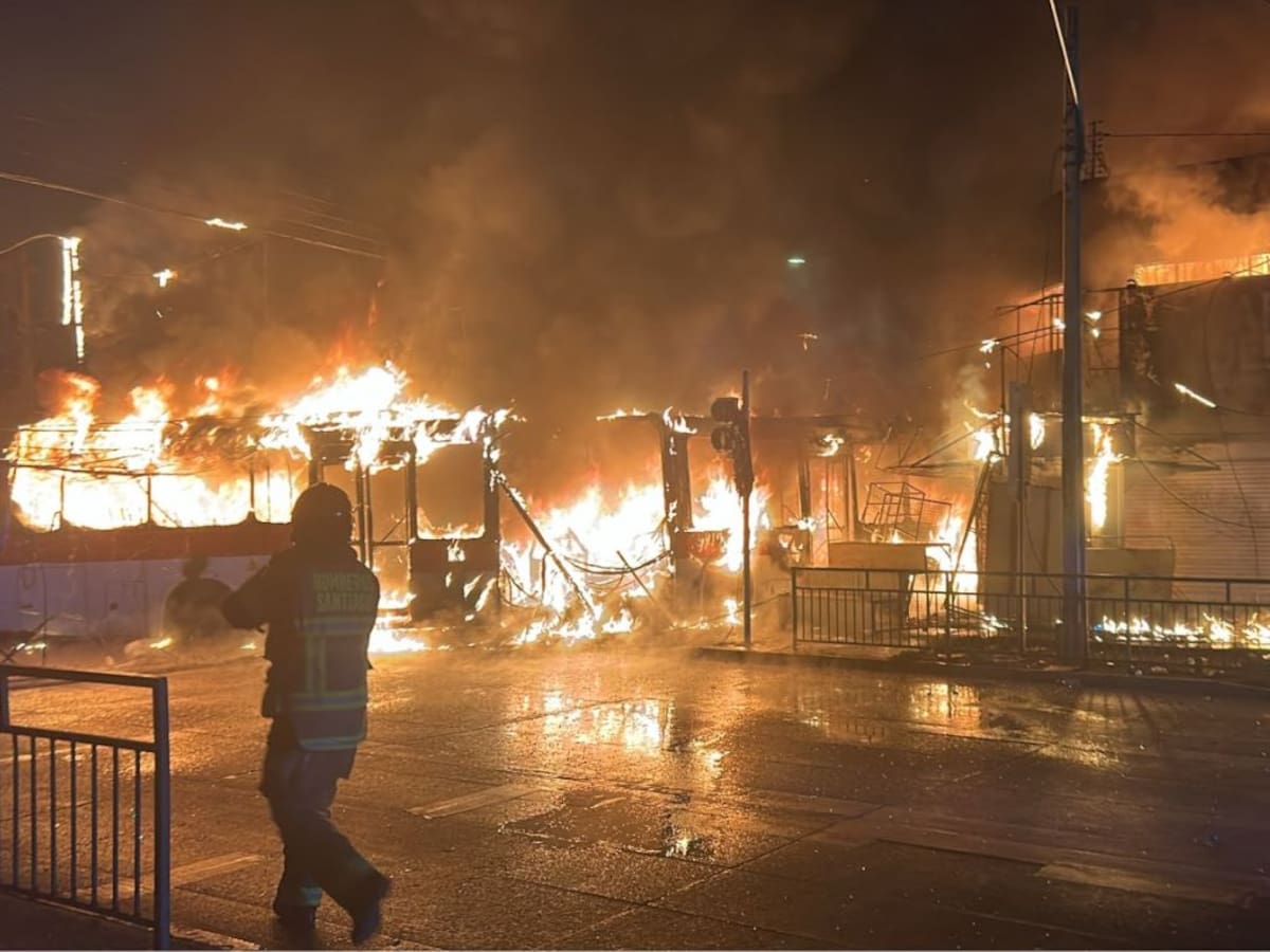 Emergencia en Santiago: Bus RED se incendia tras choque y llamas alcanzan locales comerciales en Franklin