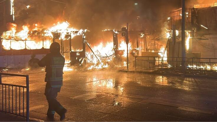 Emergencia en Santiago: Bus RED se incendia tras choque y llamas alcanzan locales comerciales en Franklin