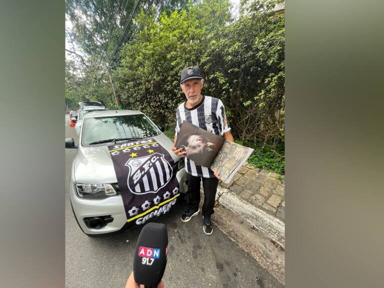 Hinchas de Pelé honran su memoria a las afueras del hospital donde falleció: "Revolucionó todo el fútbol"