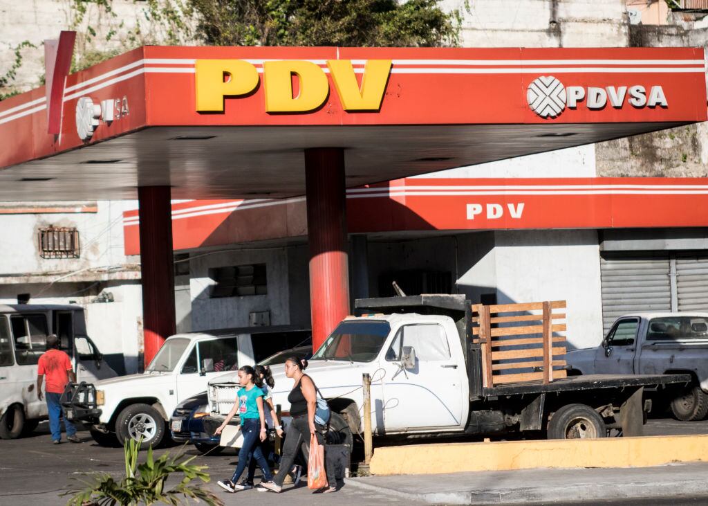 Vehículos recargan combustible en la capital venezolana