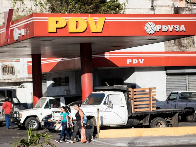 Vehículos recargan combustible en la capital venezolana