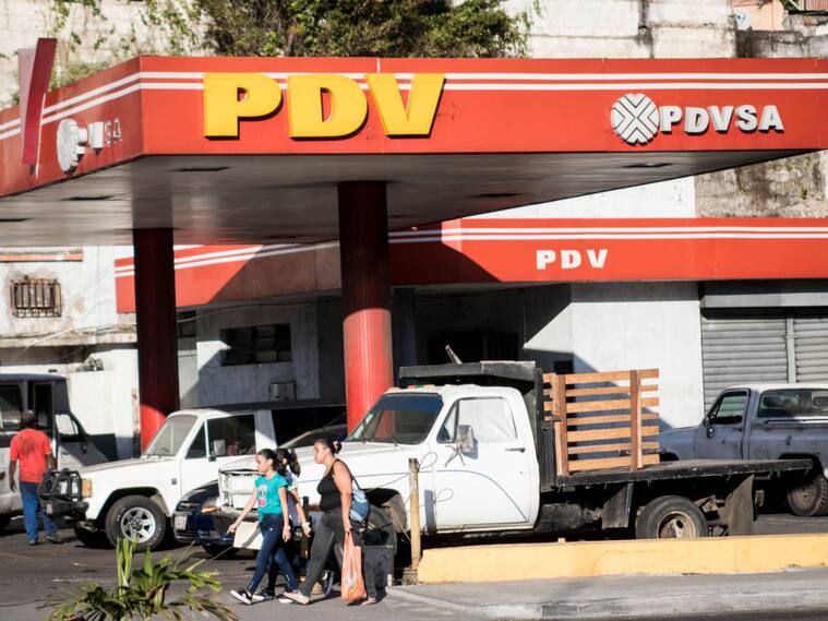 Vehículos recargan combustible en la capital venezolana