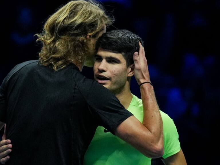 Carlos Alcaraz es sorprendido por Alexander Zverev en su debut por las ATP Finals