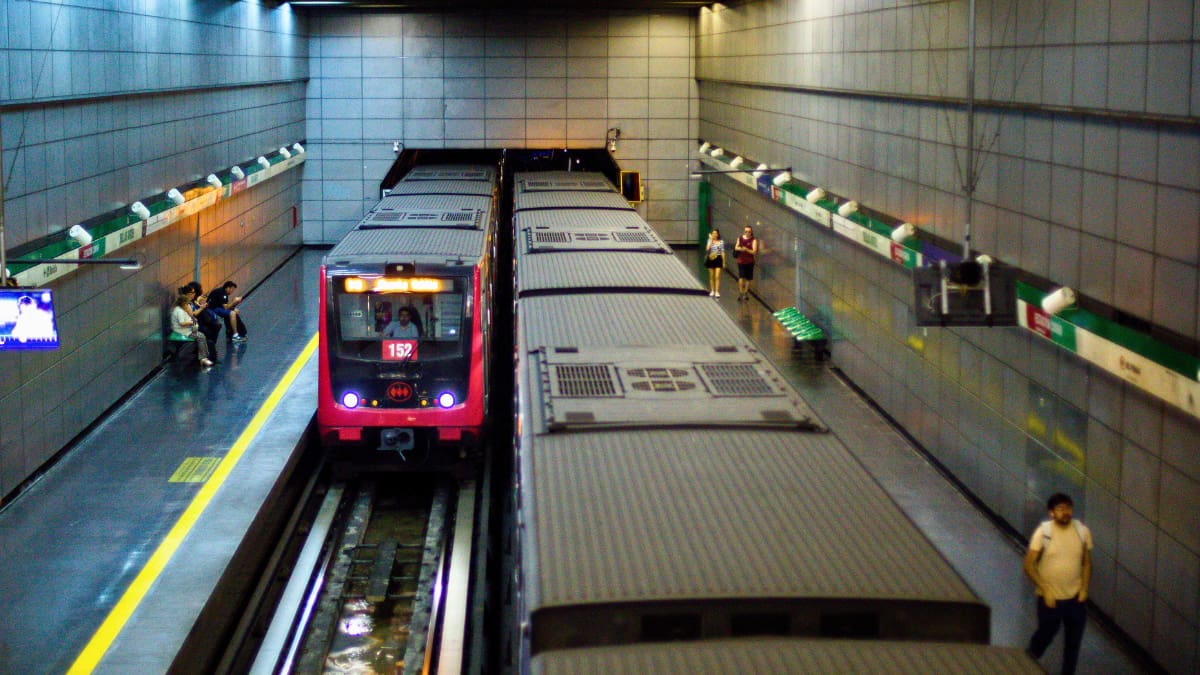 Metro de Santiago cierra estaciones por nueva emergencia: así está funcionando el servicio de Línea 1 hoy