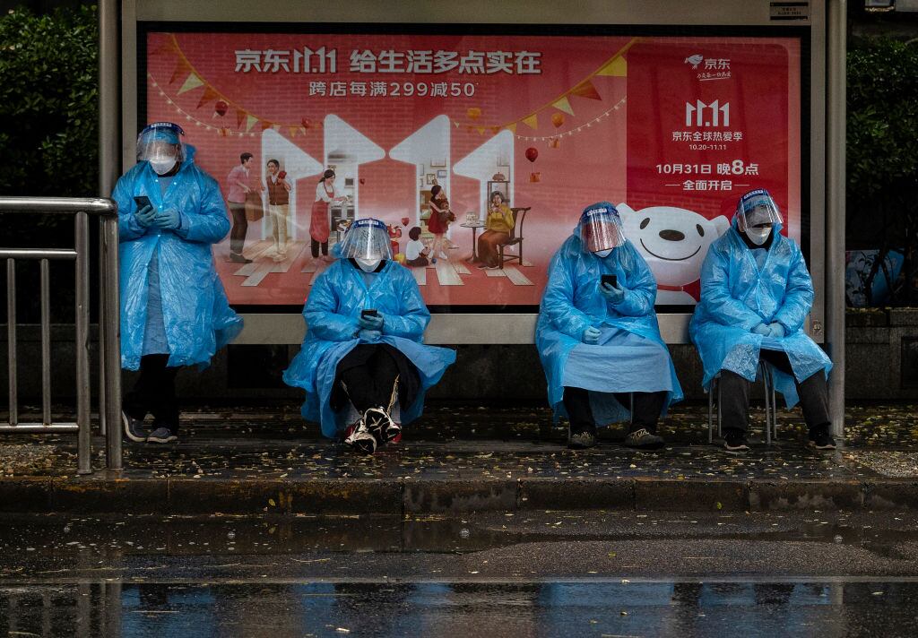 Trabajadores sanitarios descansan en medio de su jornada en Pekín de China