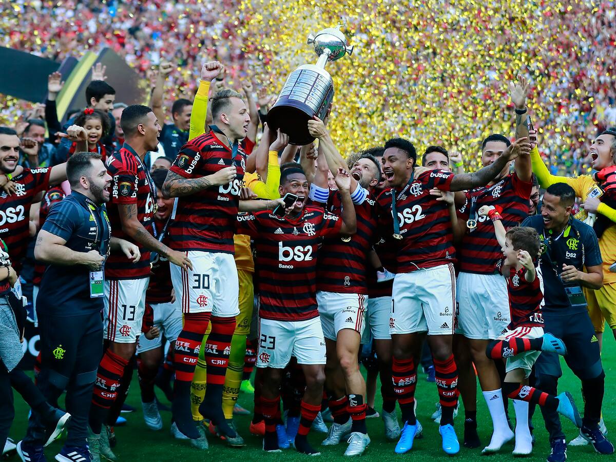 Un campeón de Copa Libertadores se acerca al fútbol chileno: quedó libre y fue ofrecido a este equipo