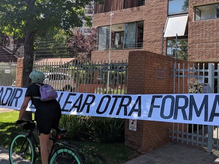 Ciclistas llegaron hasta domicilio de jueza Acevedo y desplegaron lienzo