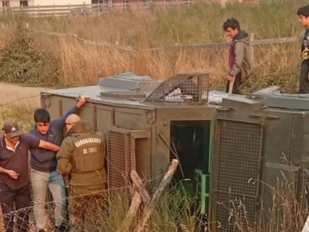Tres carabineros heridos luego de violento volcamiento de carro blindado en Cañete