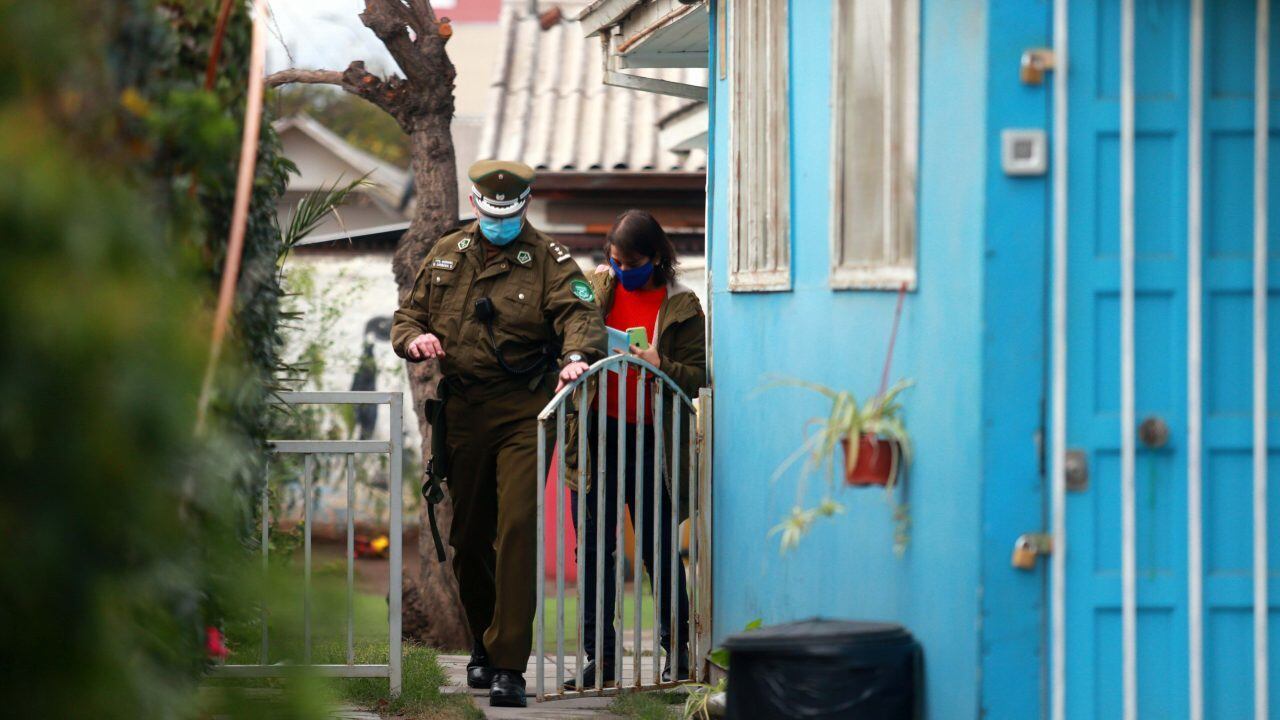 25 de Junio del 2020/ SANTIAGO
Carabineros custodia a parbularia, durante fiscalizacin de jardn infantil en funcionamiento en la comuna de Maipu, en medio de la pandemia de COVID-19.

Fotos: JOS FRANCISCO ZUIGA/ AGENCIAUNO
