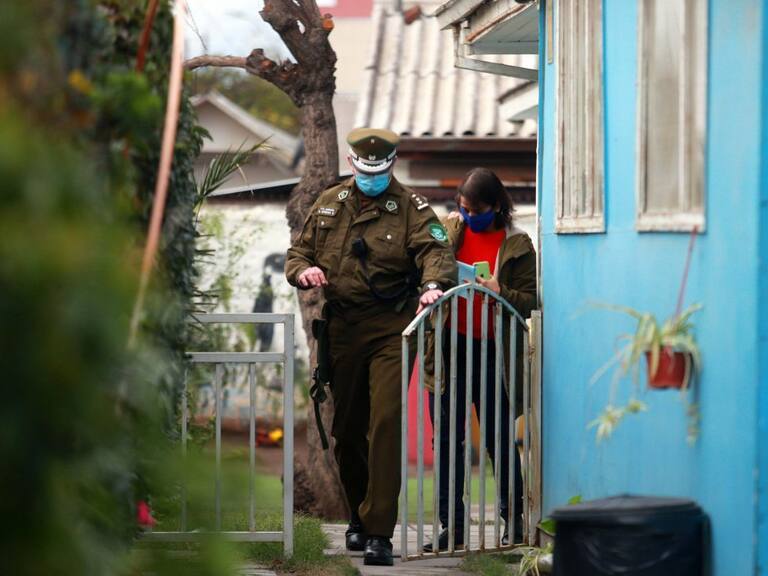 25 de Junio del 2020/ SANTIAGO
Carabineros custodia a parbularia, durante fiscalizacin de jardn infantil en funcionamiento en la comuna de Maipu, en medio de la pandemia de COVID-19.
Fotos: JOS FRANCISCO ZUIGA/ AGENCIAUNO