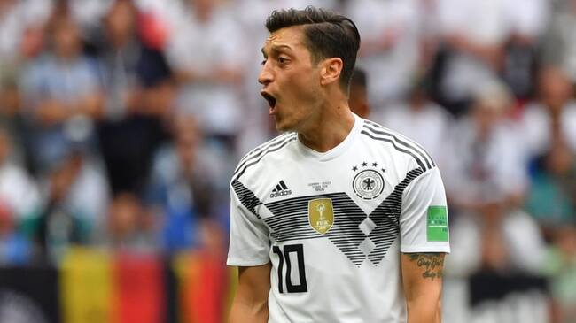 Mesut Özil cuelga los botines y se retira a sus 34 años: "Es hora de abandonar la gran etapa del fútbol"