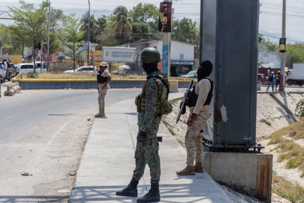 Soldados y policías de Haití vigilan en las calles de la capital Puerto Príncipe, en medio de la crisis de seguridad por el avance de los grupos armados.