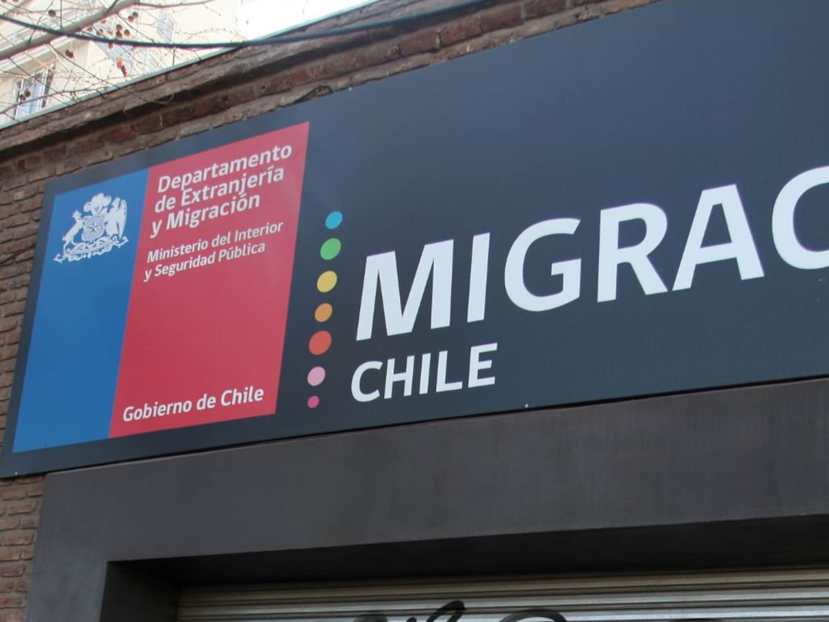 Revelan que abogada recién titulada fue contratada en Migraciones como “experta” con sueldo de $2,7 millones