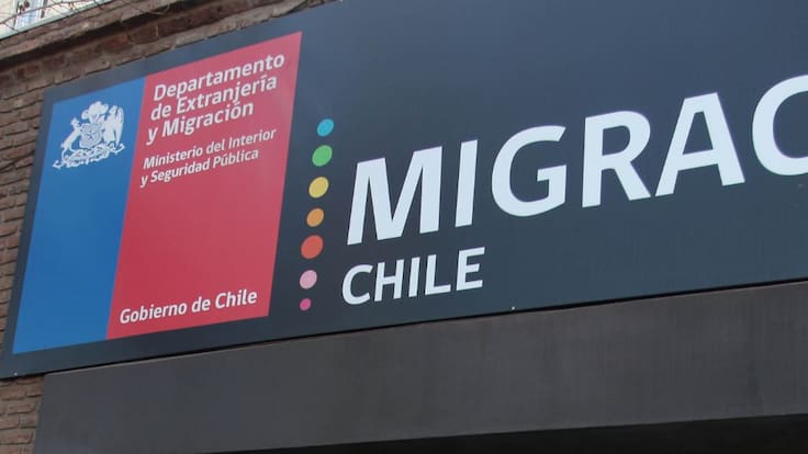 Revelan que abogada recién titulada fue contratada en Migraciones como “experta” con sueldo de $2,7 millones