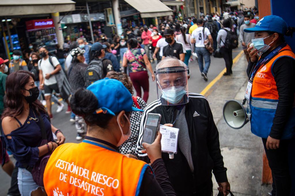 Agentes certifican el uso del carnet de vacunación en las calles de Perú