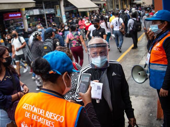 Agentes certifican el uso del carnet de vacunación en las calles de Perú